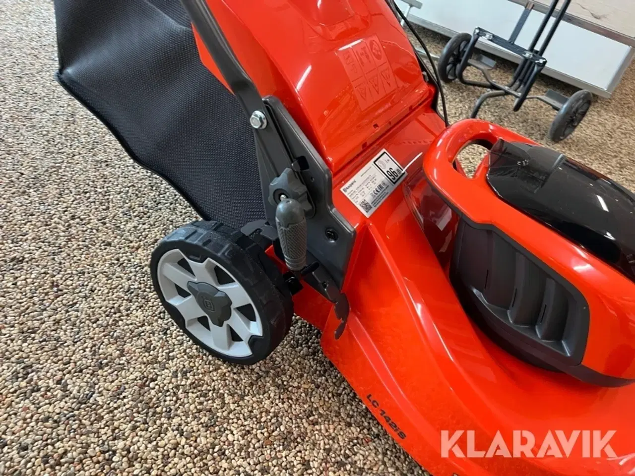 Billede 4 - Græsslåmaskine Husqvarna LC 142iS