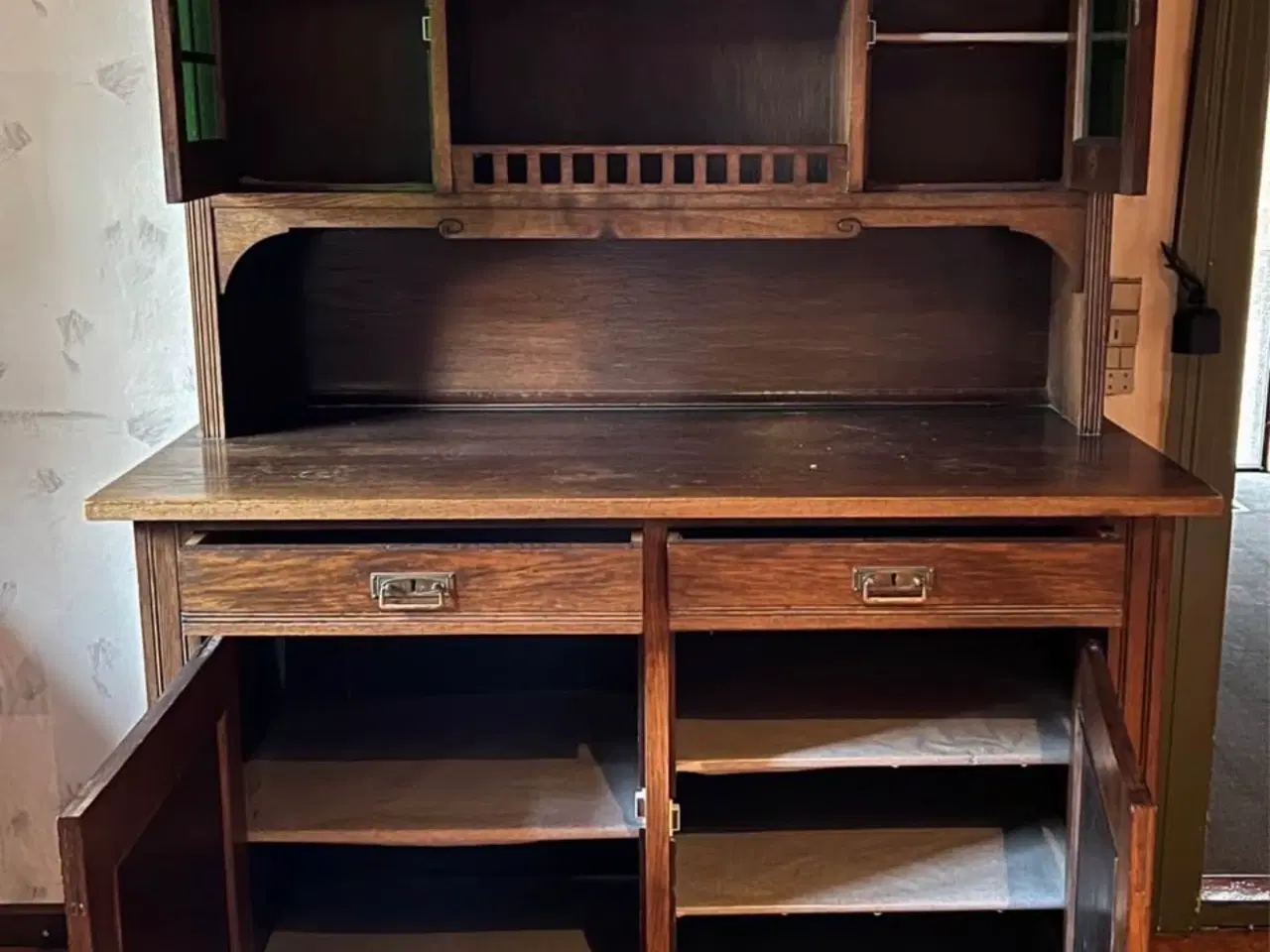 Billede 2 - Gl. Skab med glaslåger og skuffer 