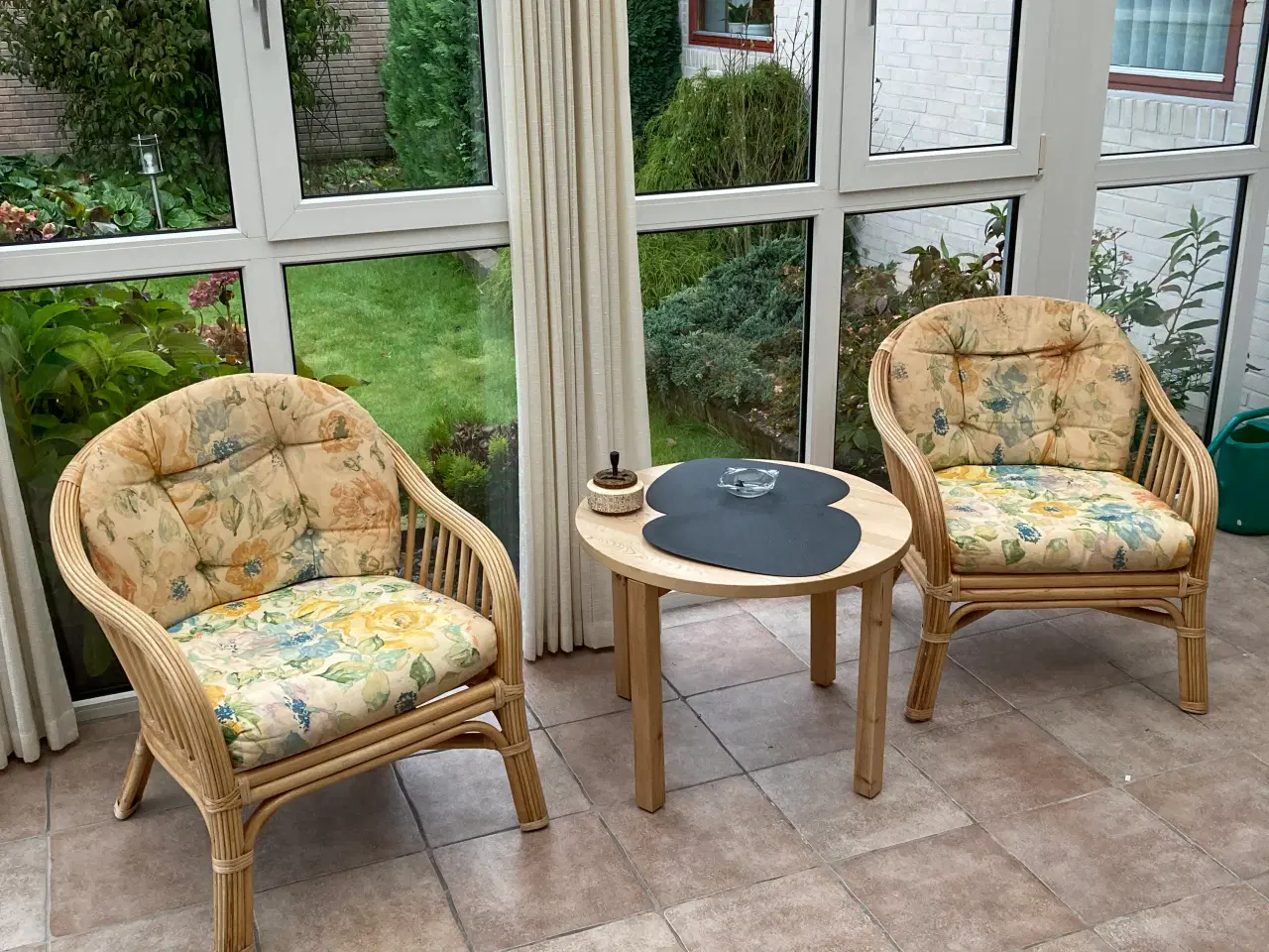 Billede 2 - 2 flettet stole og et bord