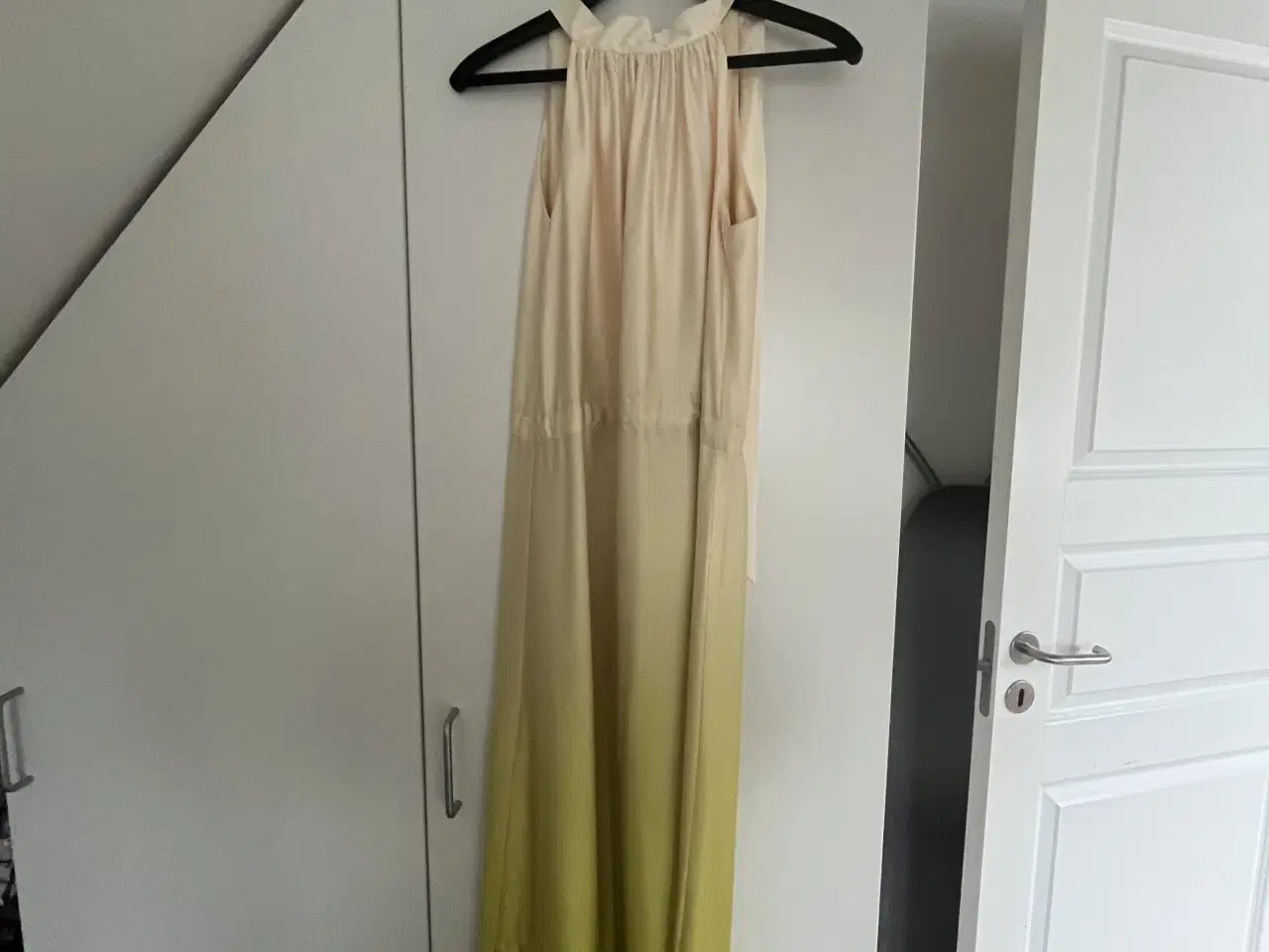 Billede 1 - Flot gul kjole fra Karmamia sælged