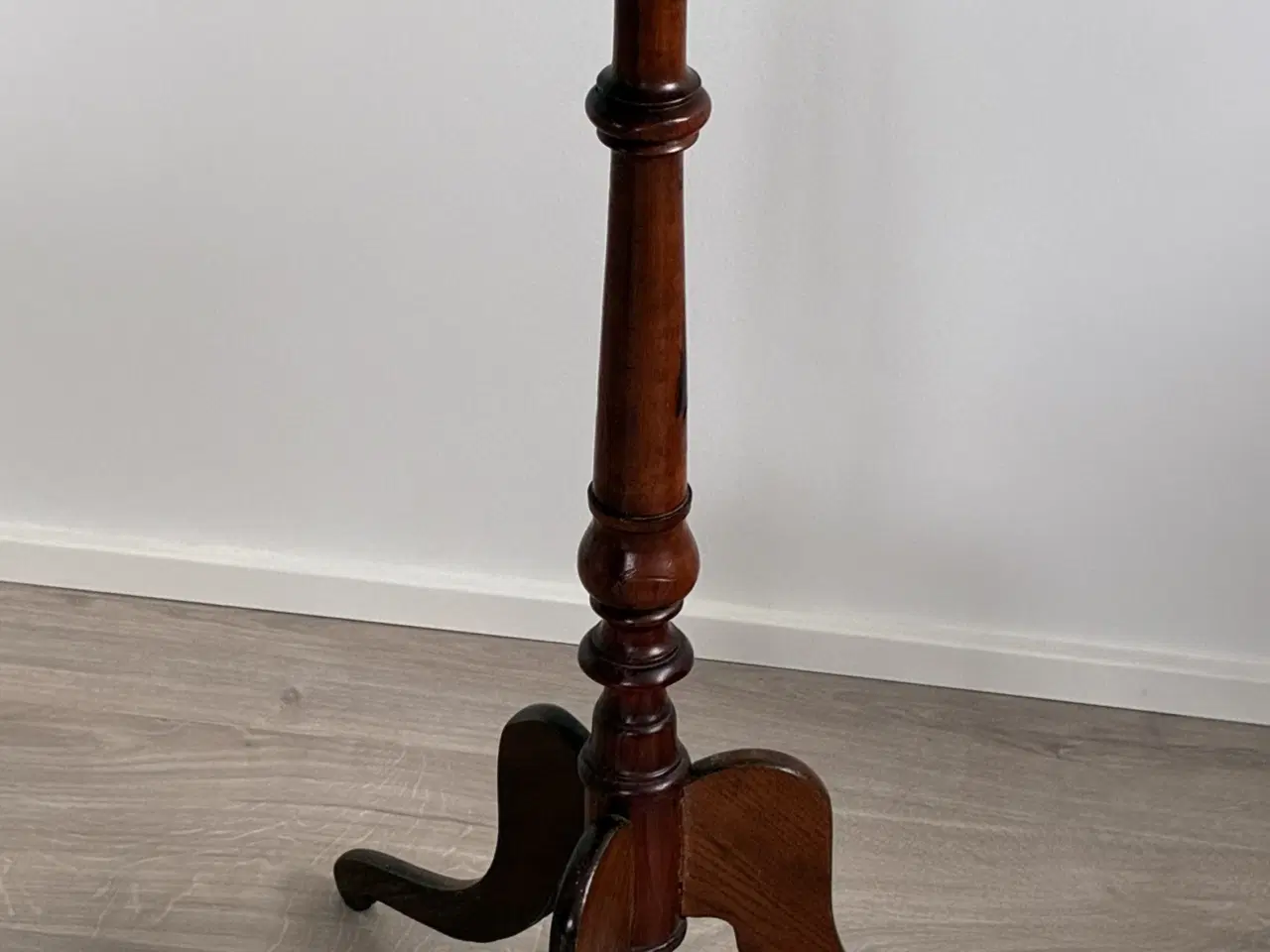 Billede 1 - Søjlebord af mahogni og mahognifarvet træ