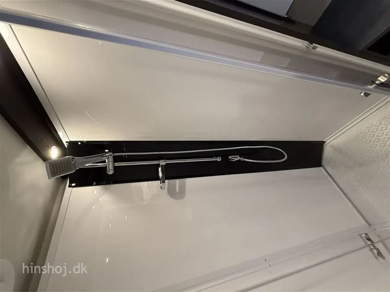 Billede 12 - 2026 - Polar Blueline 590 BS    Polar med enklesenge og stort toiletrum fra Hinshøj Caravan