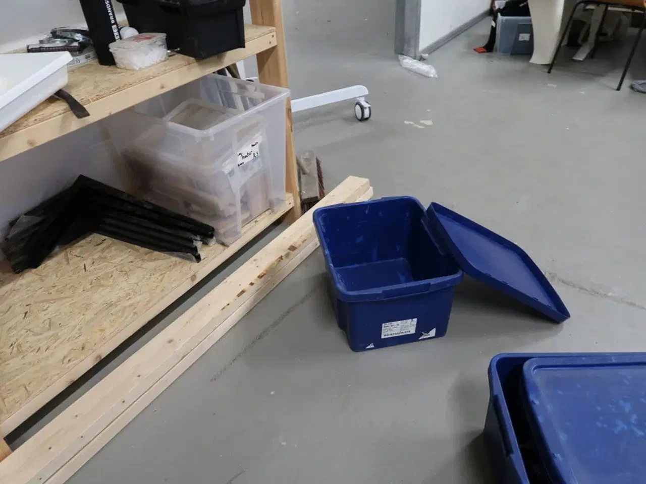 Billede 8 - Reol med div. Værktøj og varelager