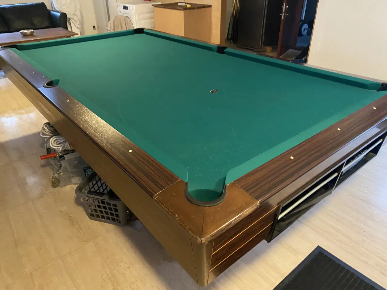 Billede 2 - Billardbord  med udstyr - velholdt