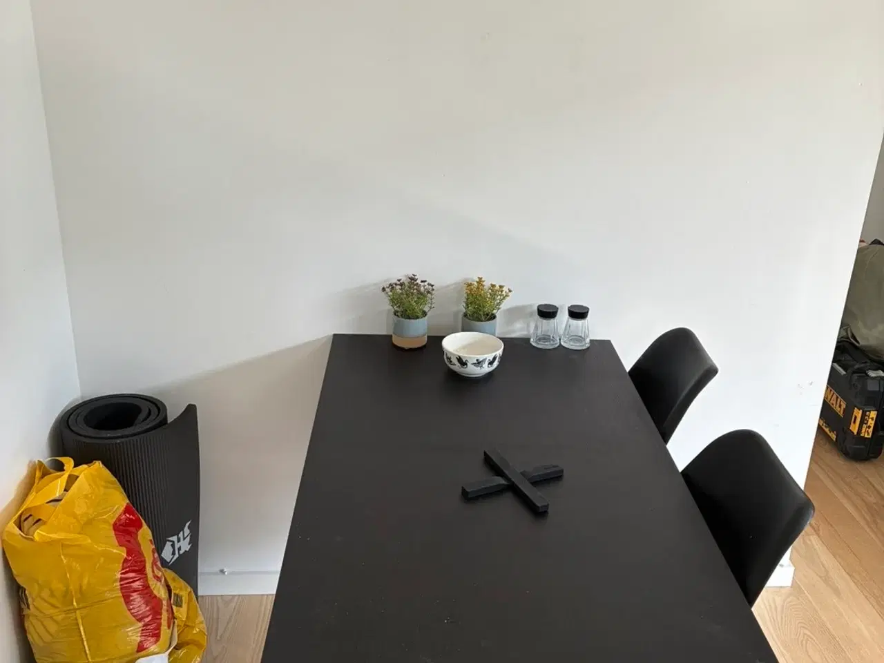 Billede 2 - Sort spisebord + fire stole