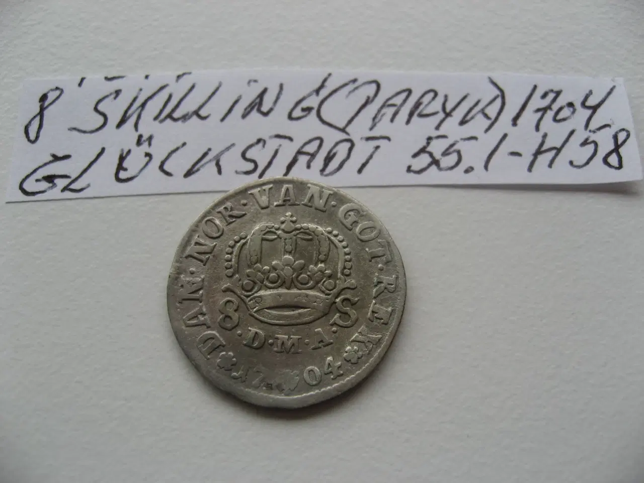 Billede 1 - Flot 8 Skilling (Paryk) 1704. Glückstadt. 