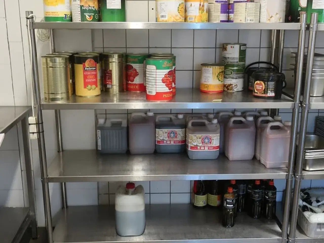 Billede 2 - Reol med indhold