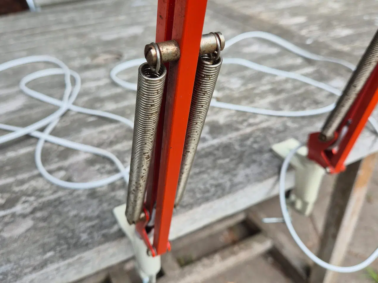 Billede 8 - To røde arkitektlamper med vægbeslag 