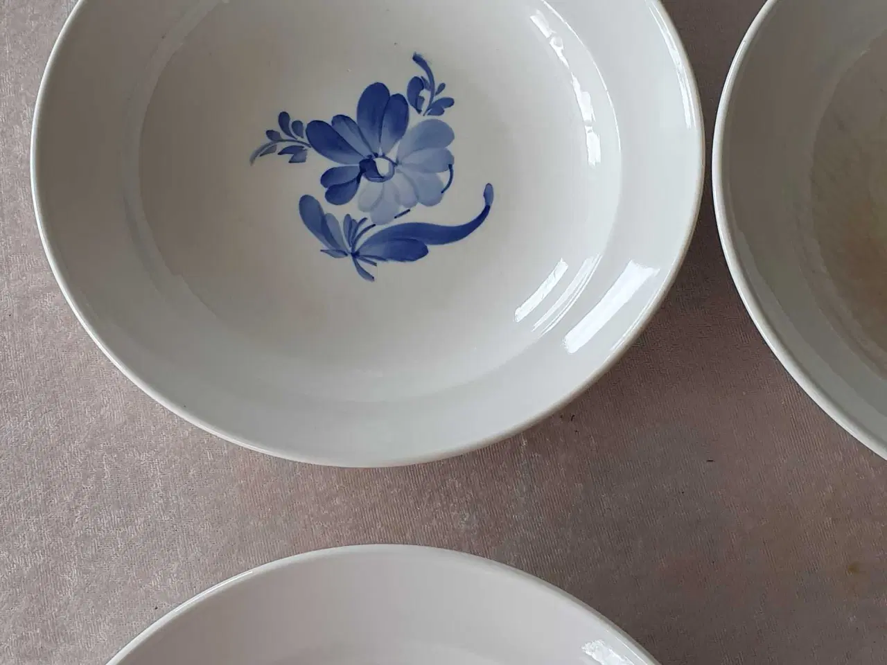 Billede 2 - Tallerkner med blå blomst