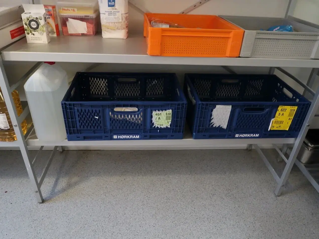 Billede 4 - 2 stk. fødevarereoler med div. Fødevarer, gryde m.m.