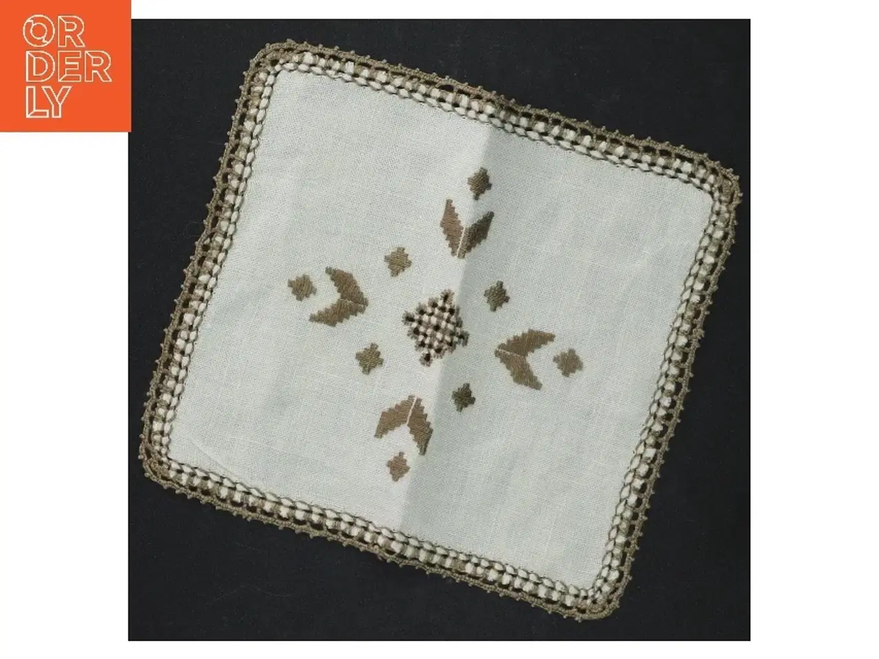 Billede 1 - Broderet lysedug (str. 16 cm)