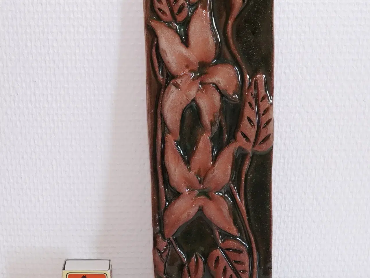 Billede 2 - Relief i stentøj med blomster fra Laholm Keramik