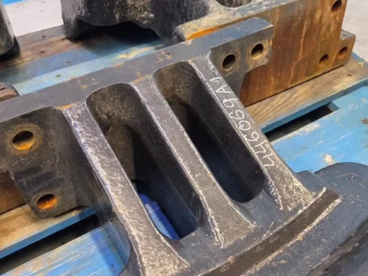 Billede 8 - New Holland T8010 Beslag 446069A1  3Stk