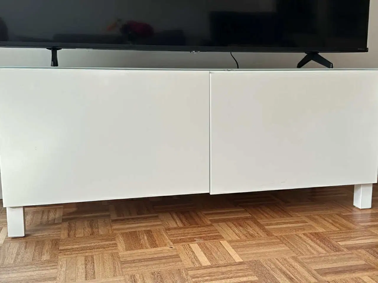 Billede 1 - BESTÅ-skænk fra IKEA med glasplade