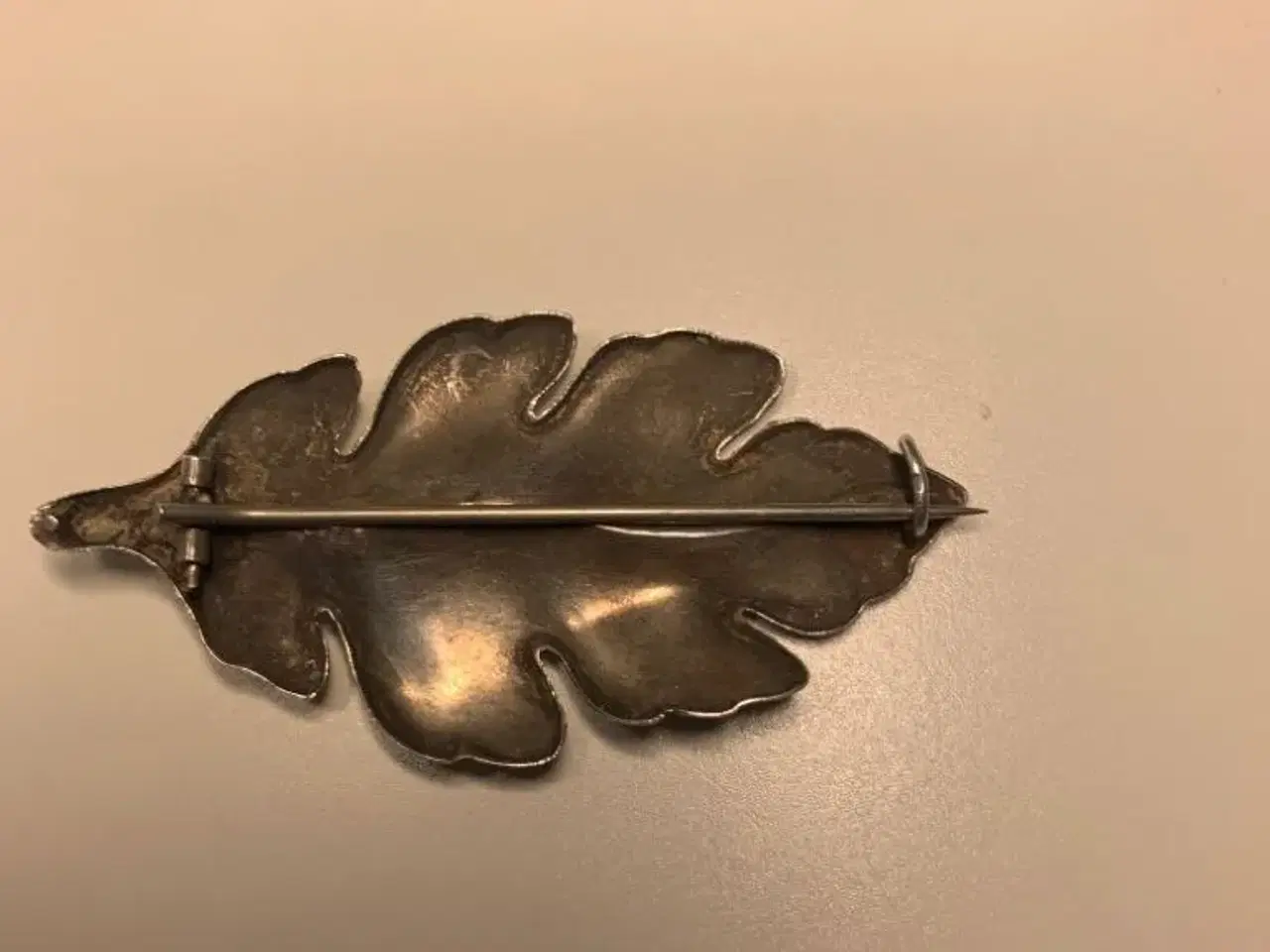 Billede 3 - Gl sølvbroche udformet som blad mef nød