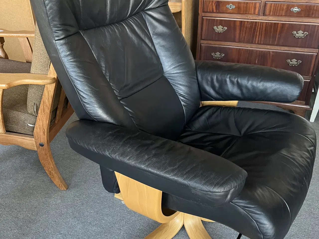 Billede 1 - Lænestol i sort læder med drej og vip