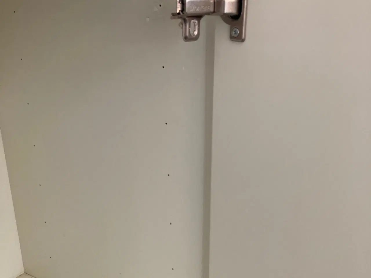 Billede 3 - Montanareol defekt i hængsel i ene låge