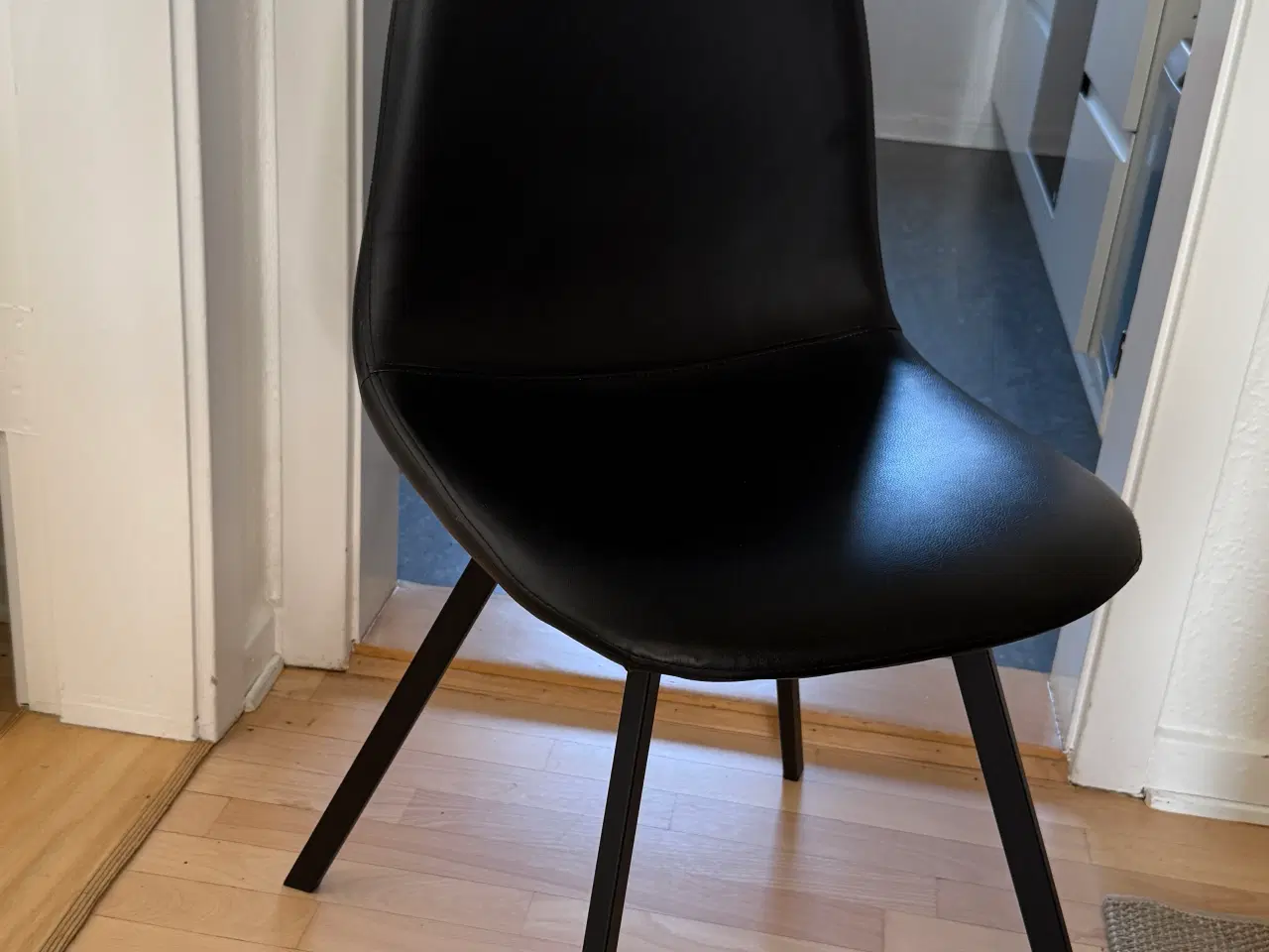 Billede 2 - 4stole i sort “læder”