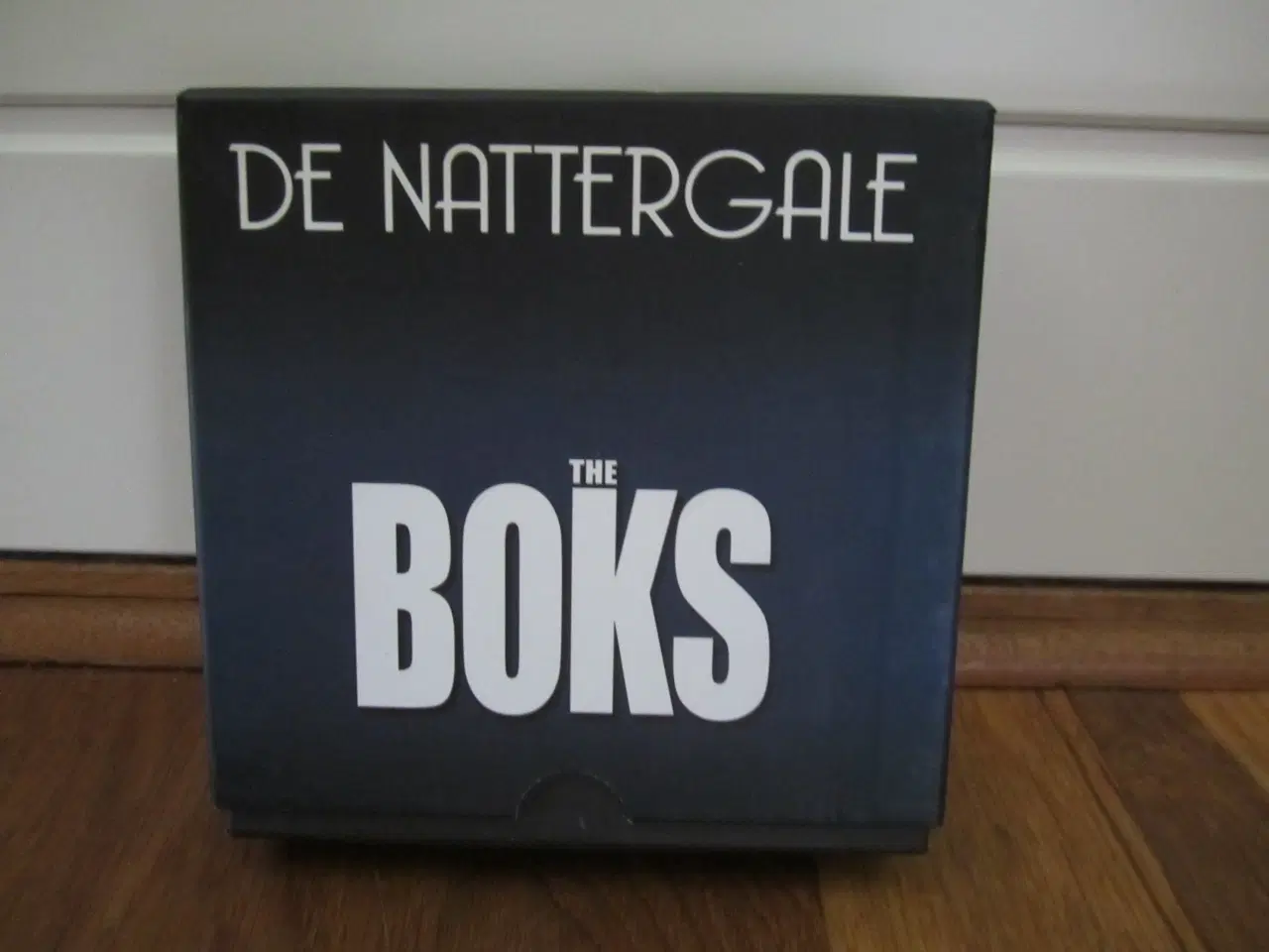 Billede 1 - DE NATTERGALE. The Boks.