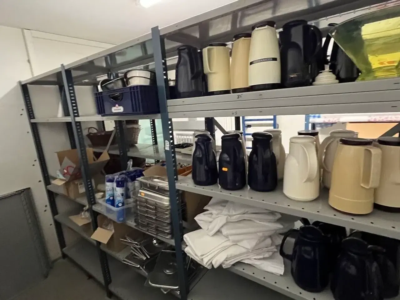 Billede 1 - Tøm Reol - inden kl. 12 (2 fag) Termokander, Gastronorm bakker m.m.