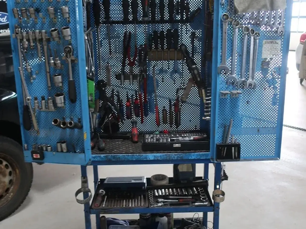 Billede 1 - Værktøjsskab med indhold