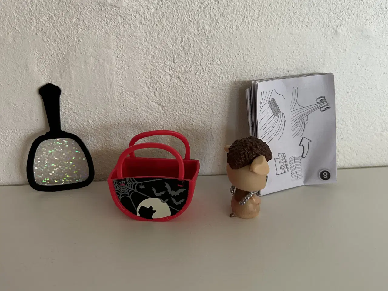 Billede 2 - L.O.L figur med tilbehør