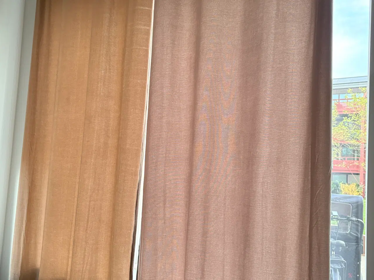 Billede 1 - To flotte gardiner i creme/beige farve sælges