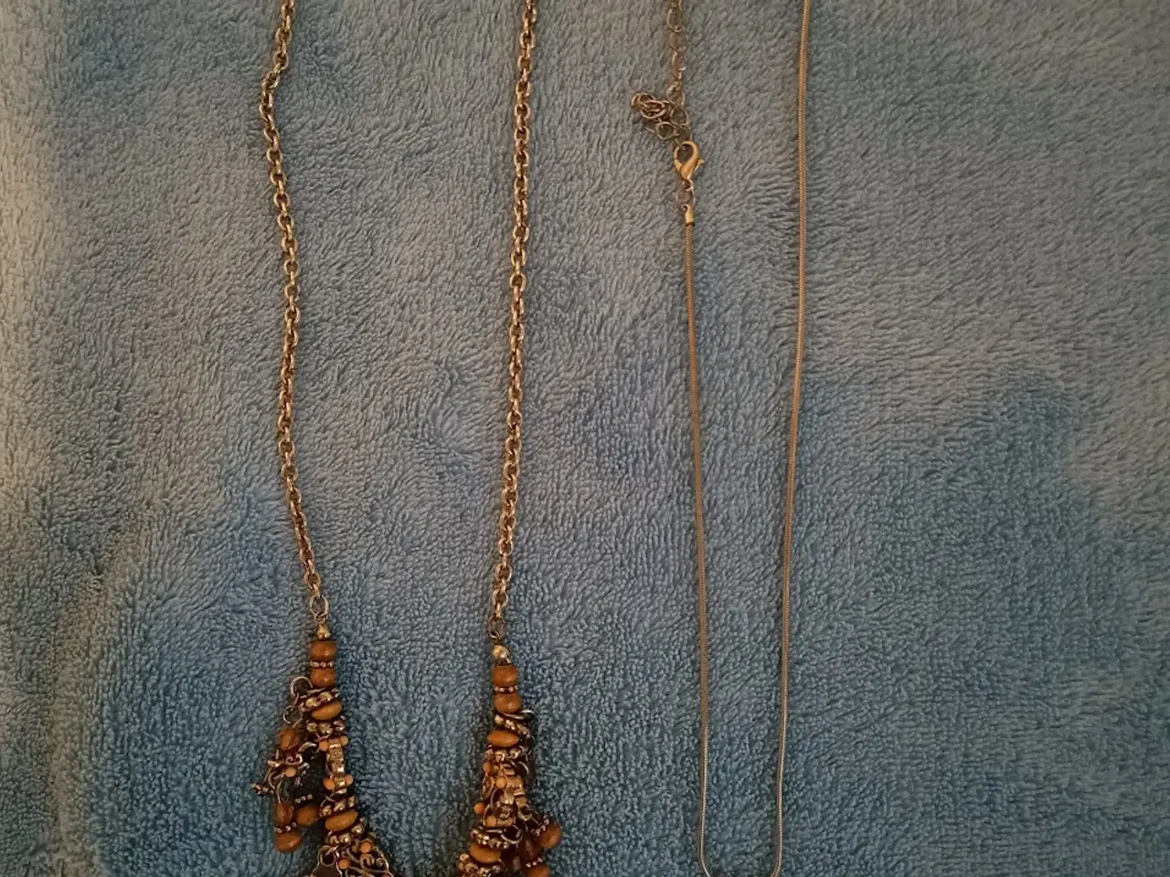 Billede 10 - Plastboks med diverse smykker fra Simili & Pilgrim