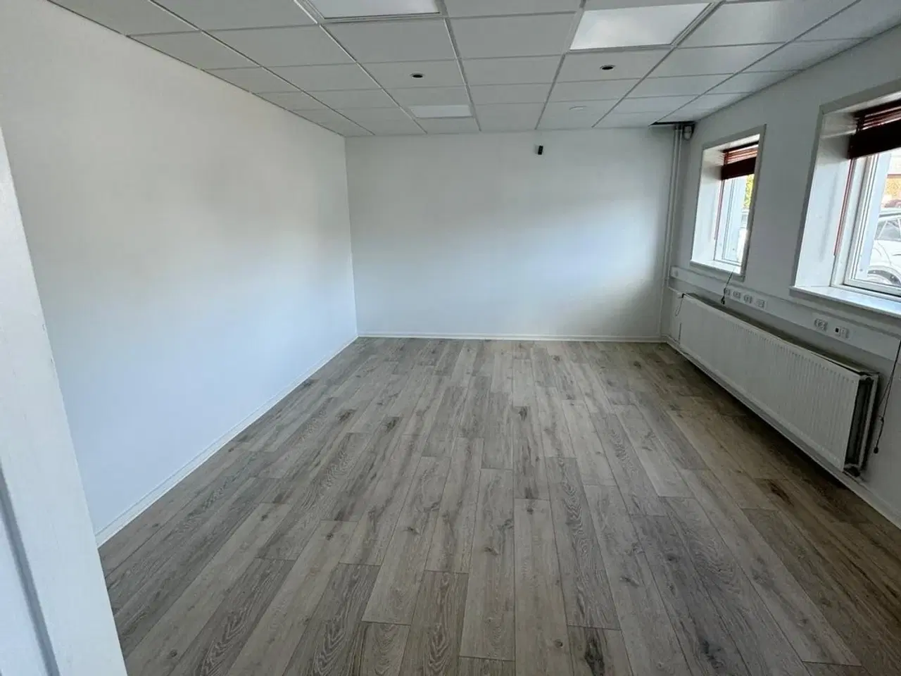 Billede 1 - Nyrenoveret lagerlokale og kontor til leje på Nyholms allé 17b