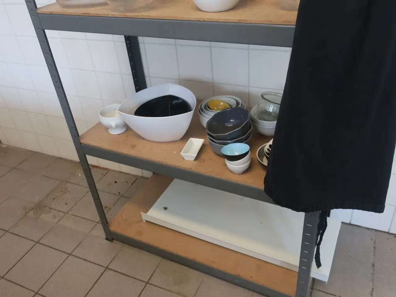 Billede 2 - Reol med service m.m.
