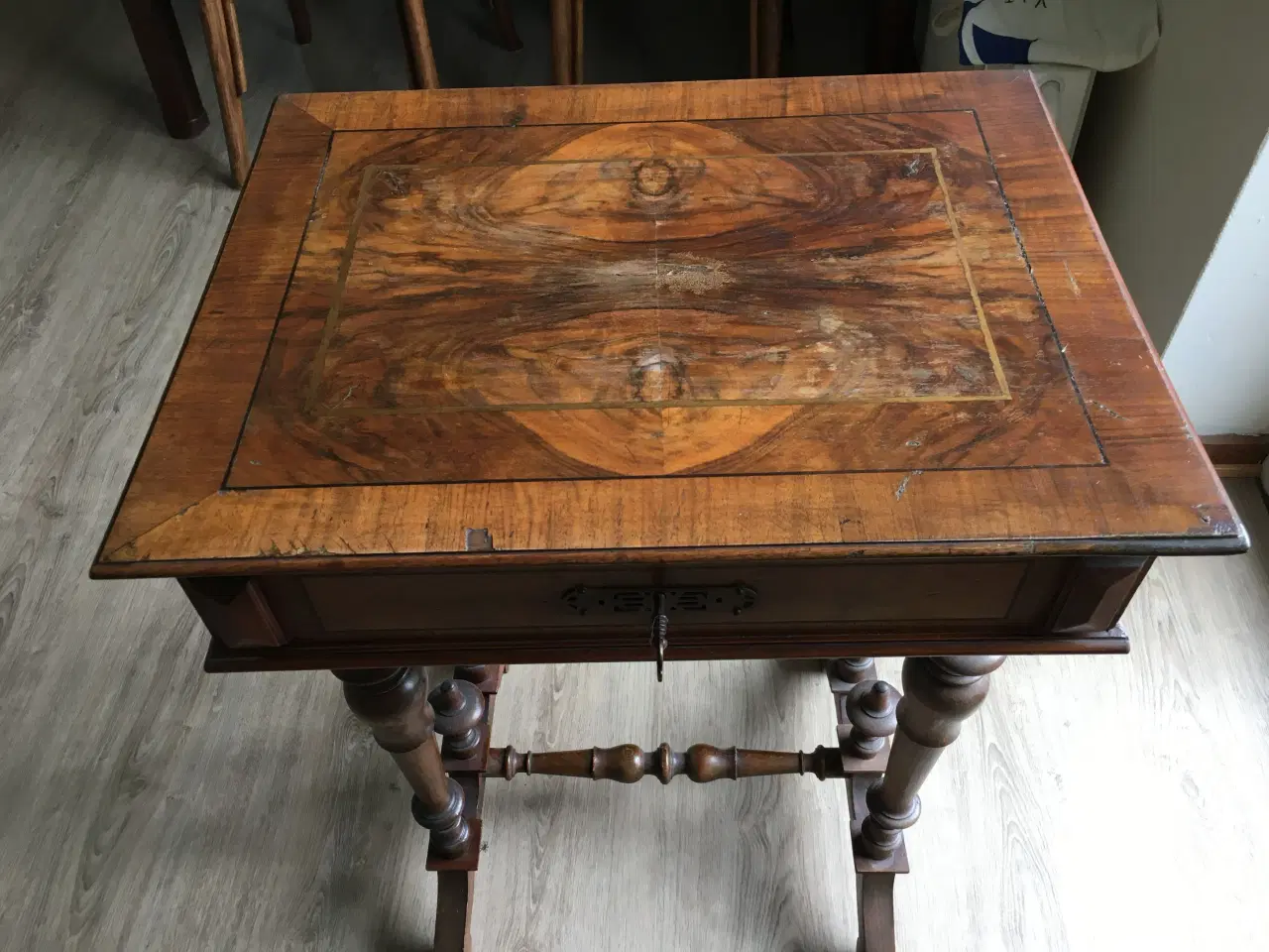 Billede 4 - Antik sybord med skuffe