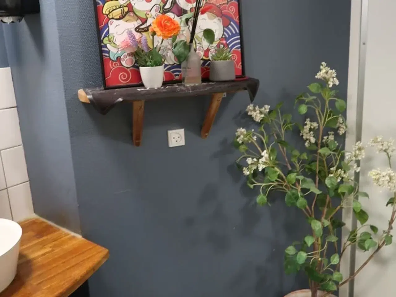 Billede 1 - Kunstigplante i krukke samt hylde med indhold