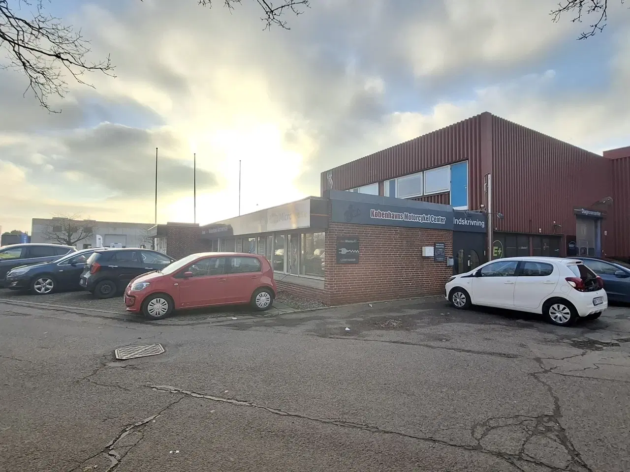 Billede 28 - AUTOVÆRGSTED eller LAGER med store Port. Centralt beliggende ved 2 motorvejstilkørsler. Stort udeareal til præsentation af biler.