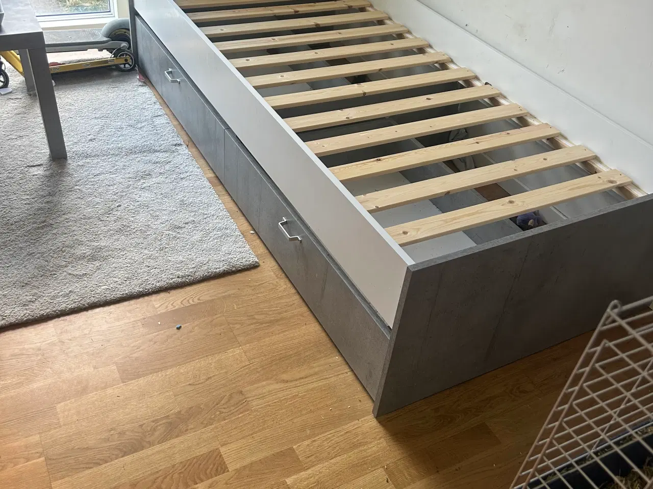 Billede 1 - Seng med skuffer. Madras kan medfølge 