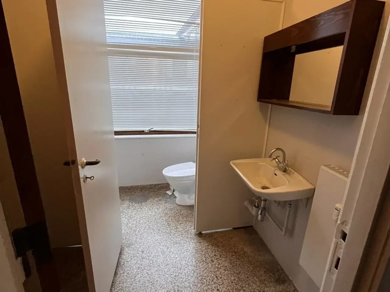 Billede 3 - Billigt kontorlejemål for den der vil sætte lidt i stand