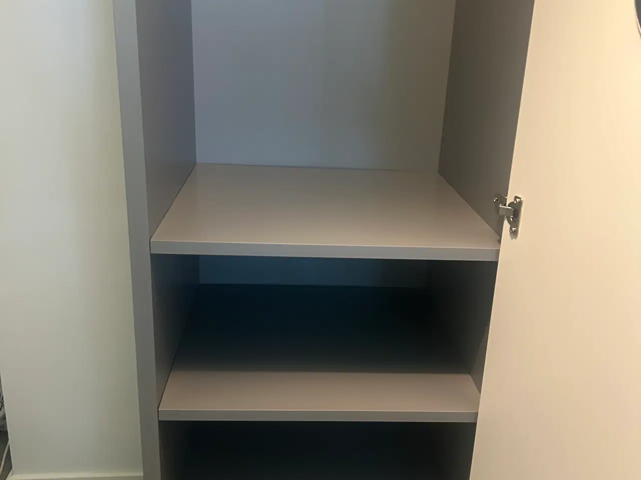 Billede 1 - Garderobeskab