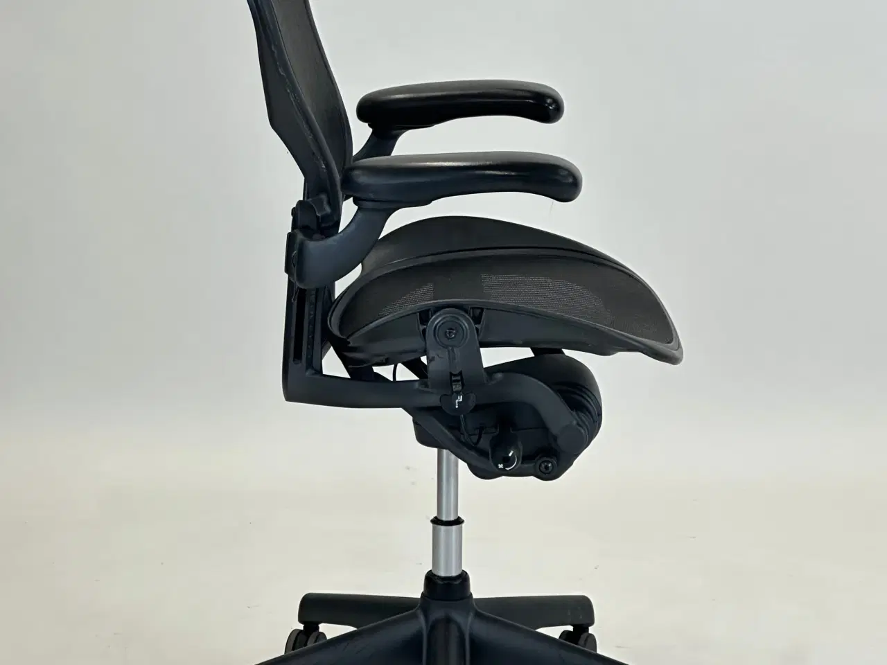 Billede 6 - Herman Miller Aeron C Kontorstol – Mørkegrå