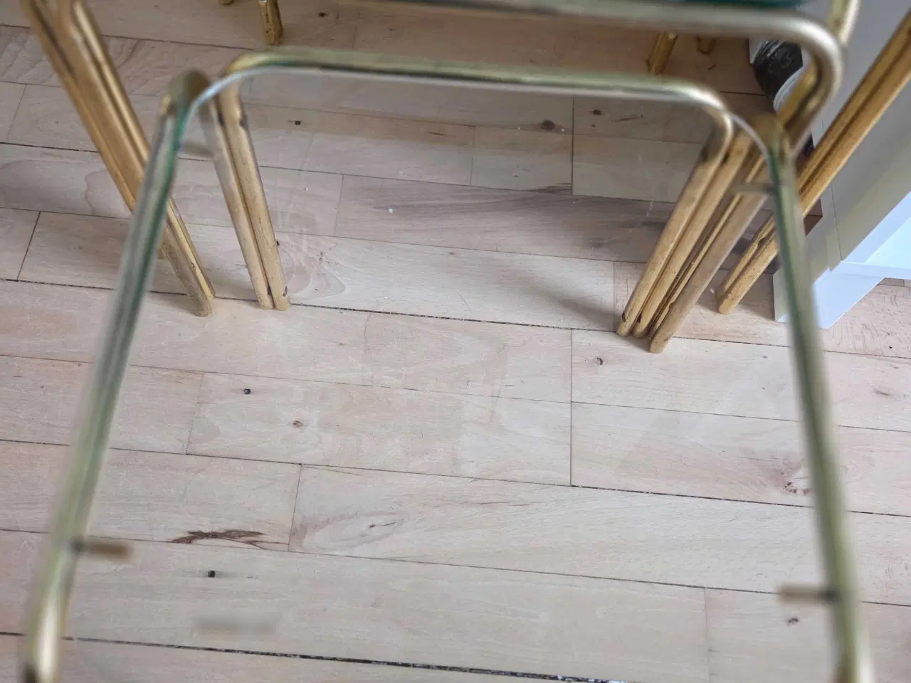 Billede 4 - Små borde med guld stel 