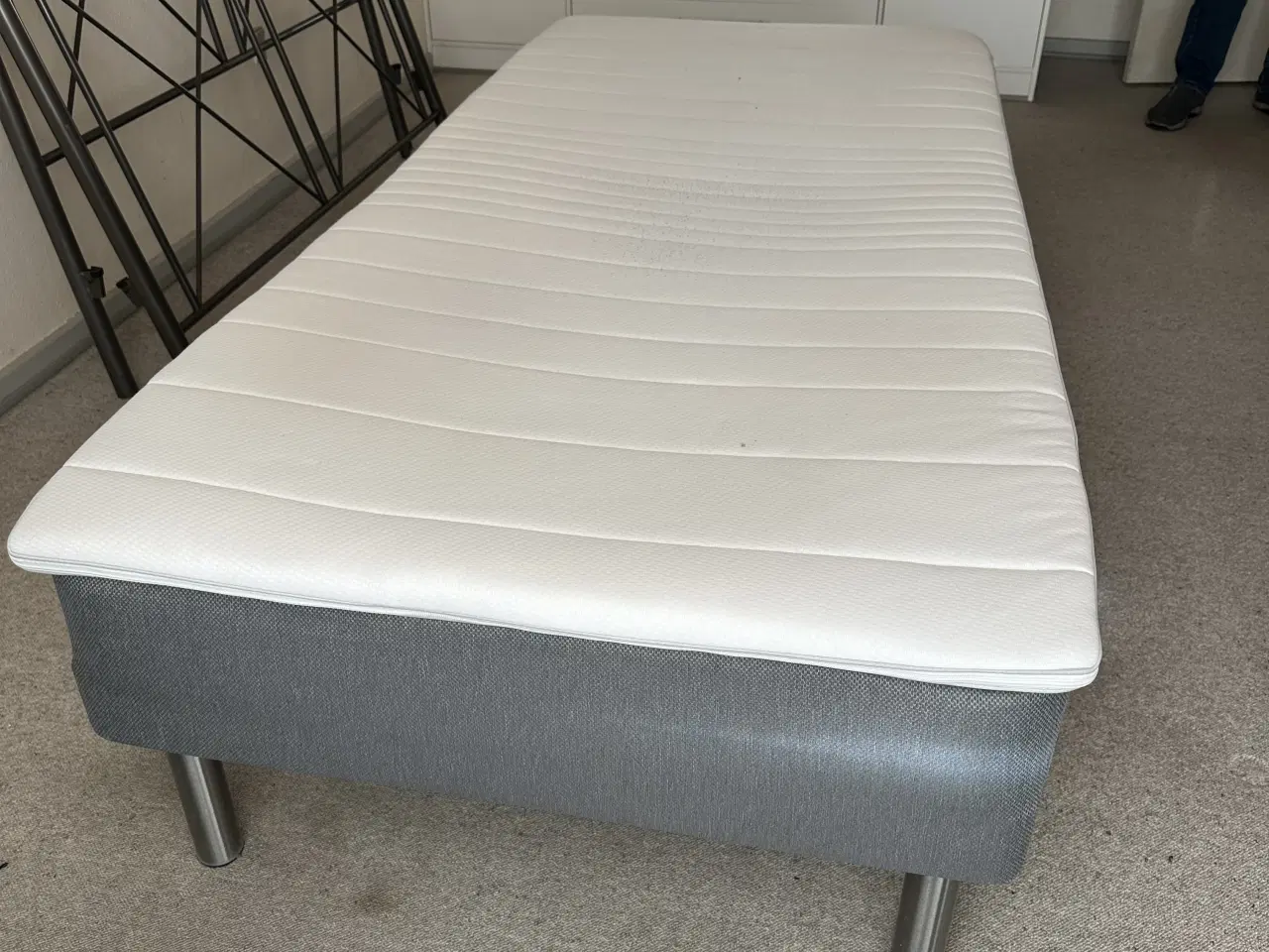 Billede 2 - Seng 90x200 med topmadras - god stand 