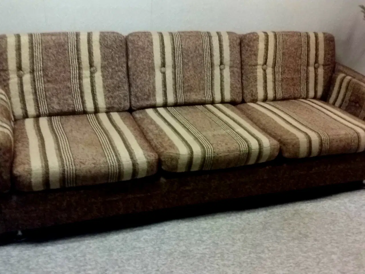 Billede 4 - 3 persons sofa + 2 lænestole brun / hvide striber 