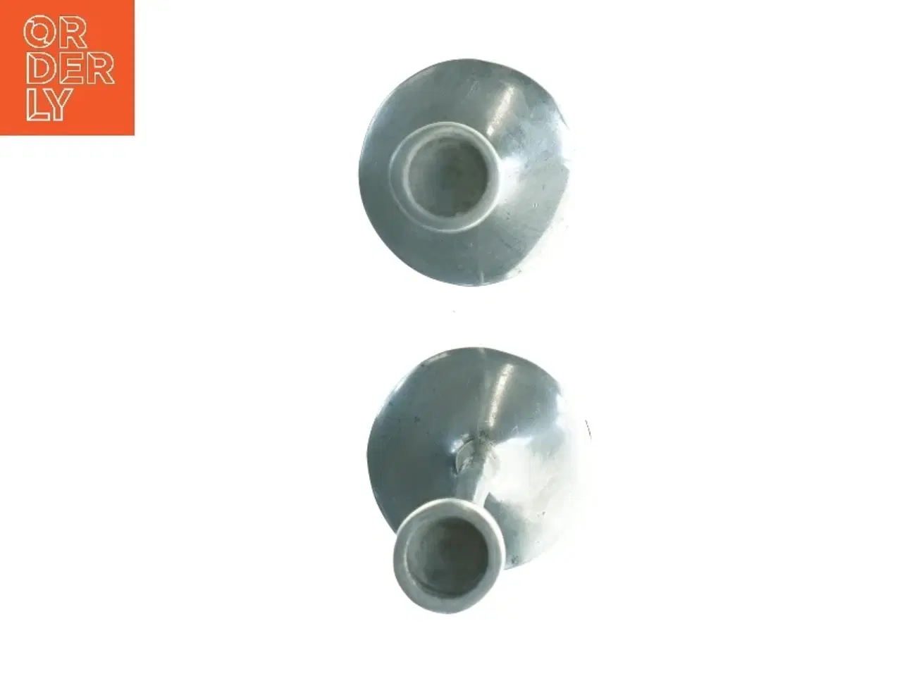 Billede 3 - Sølvfarvede lysestager (str. 27 x 8 cm)