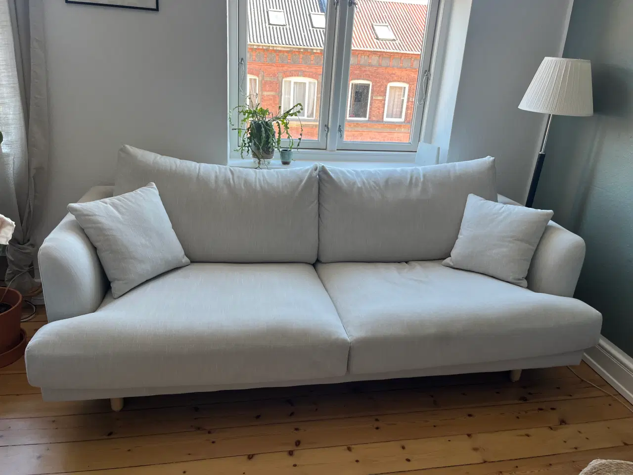 Billede 4 - Fin lys sofa med træben (2-3 personers)