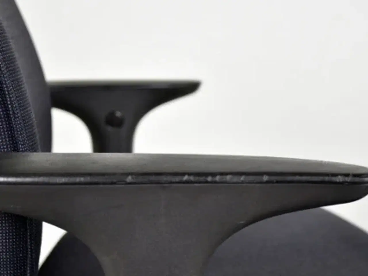 Billede 10 - Häg h05 5600 kontorstol med sort/blå polster, høj ryg, armlæn og grå stel.
