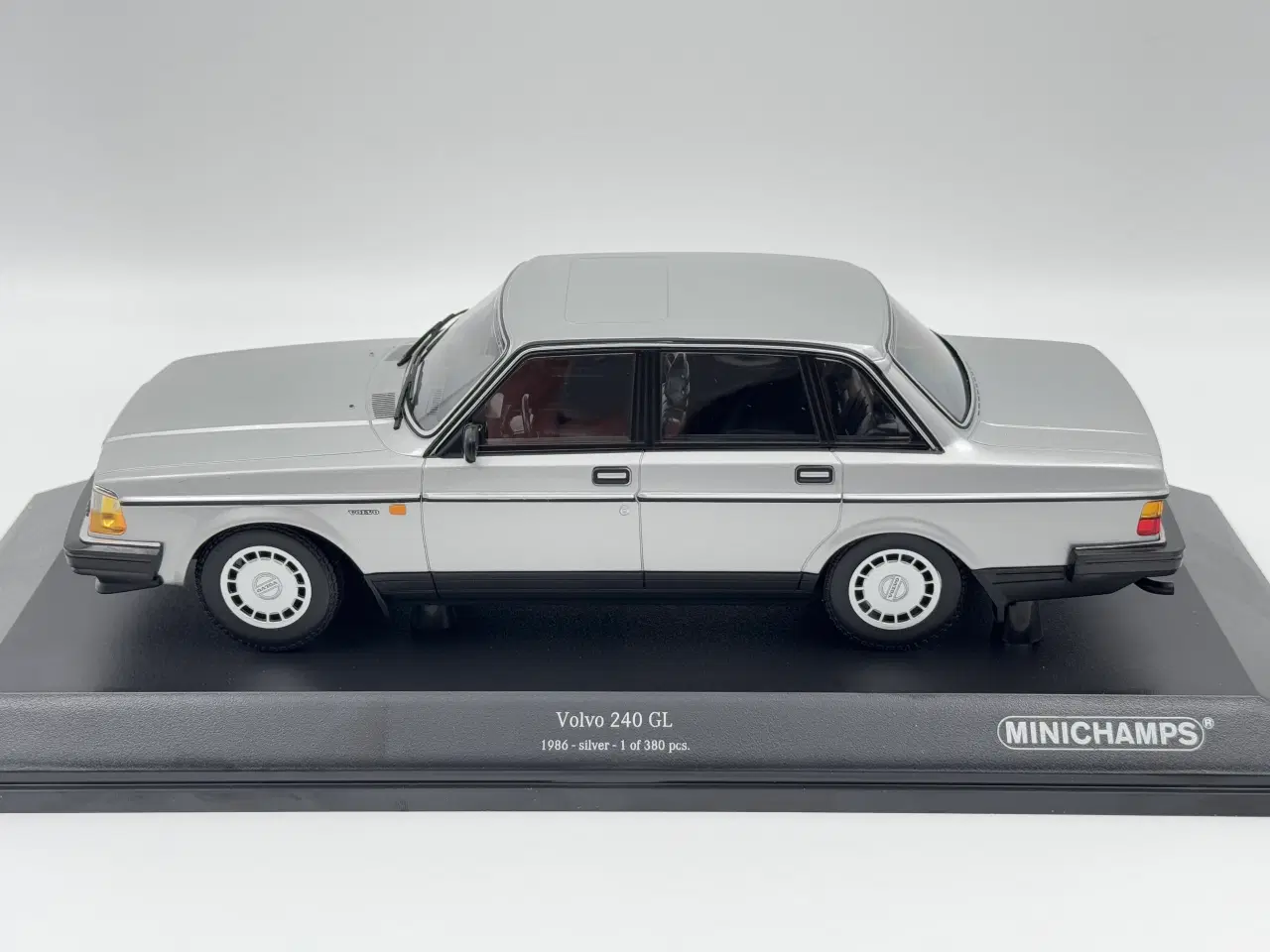 Billede 7 - 1986 Volvo 240 GL 1:18  Super flot og detaljeret