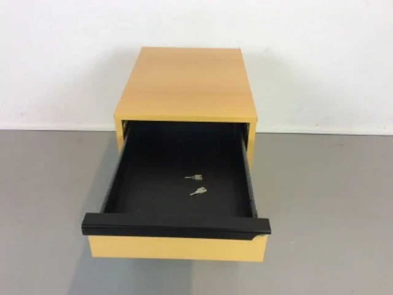 Billede 1 - Labofa skuffekassette i bøg med to skuffer og sorte håndtag