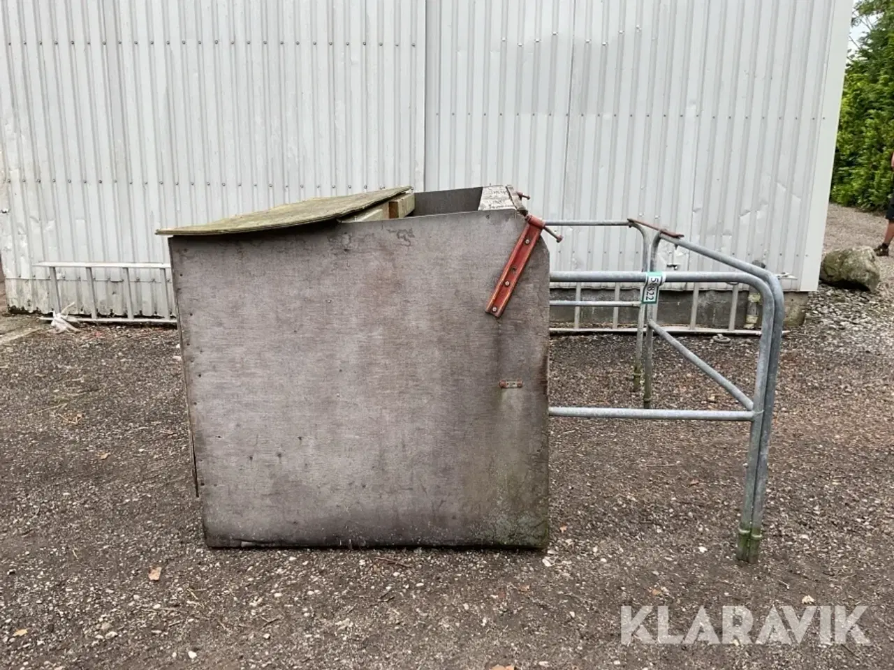 Billede 6 - Kalveskjul , med fodertrug