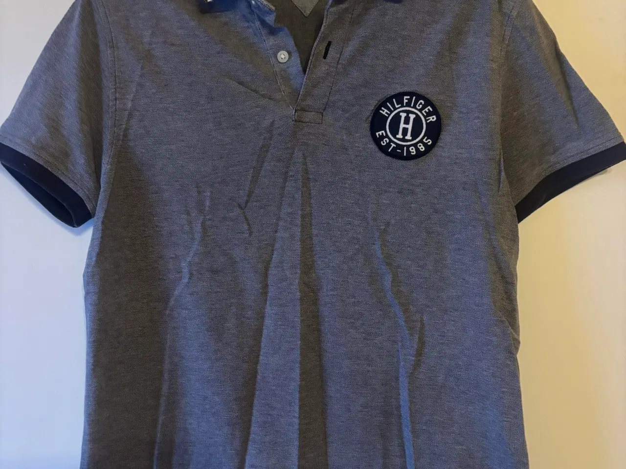 Billede 1 - Flot Tommy Hilfiger herrepolo i grå/blå