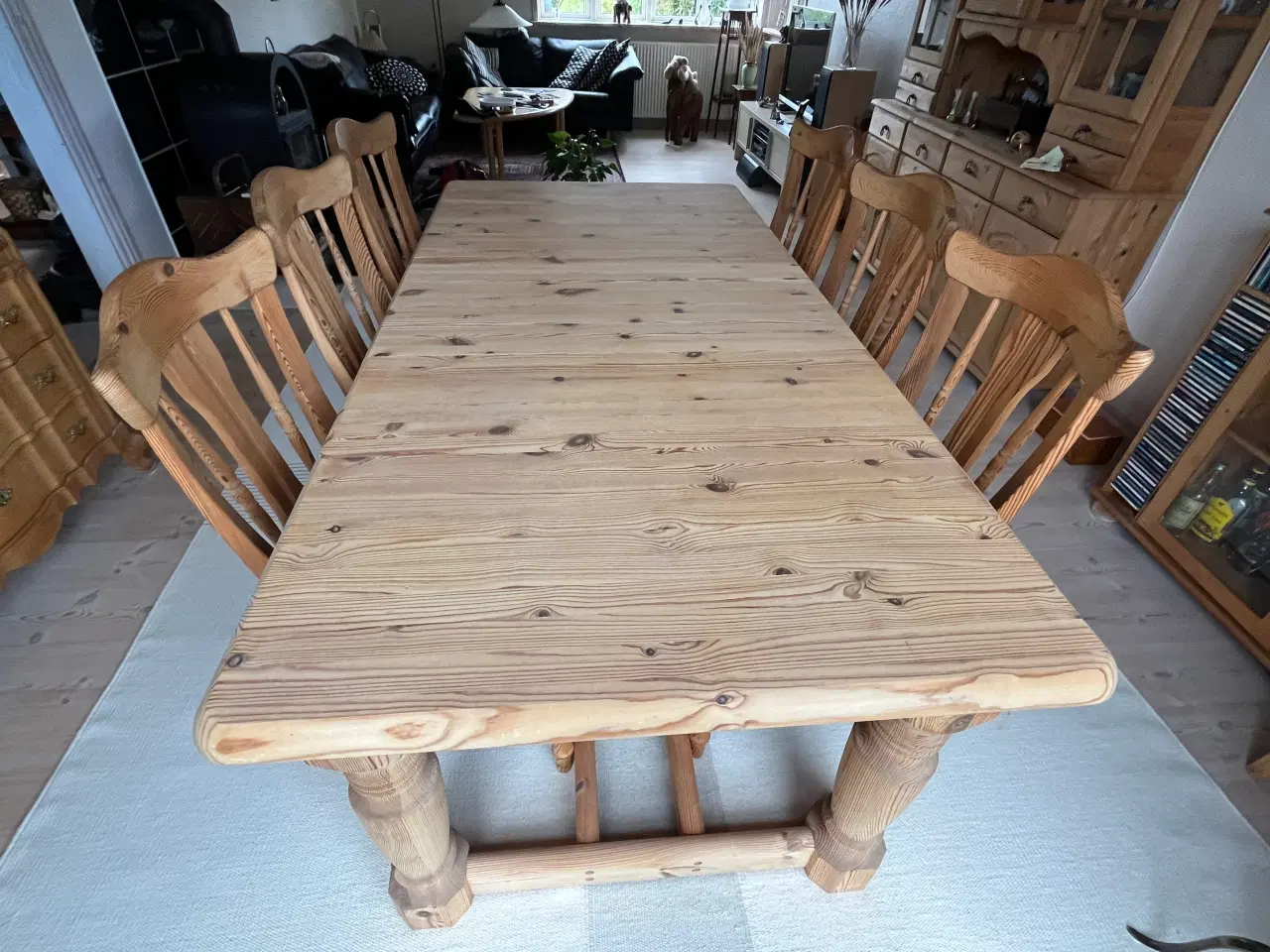 Billede 2 - Massivt spisebord i fyrretræ incl 8 stole