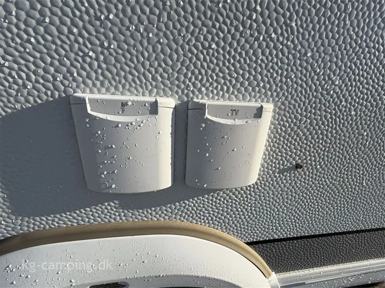 Billede 14 - 2018 - Hobby Excellent 460 SFf   Let rejsevogn med fritstående dobbeltseng. Incl i prisen er mover, fast markise og fortelt.