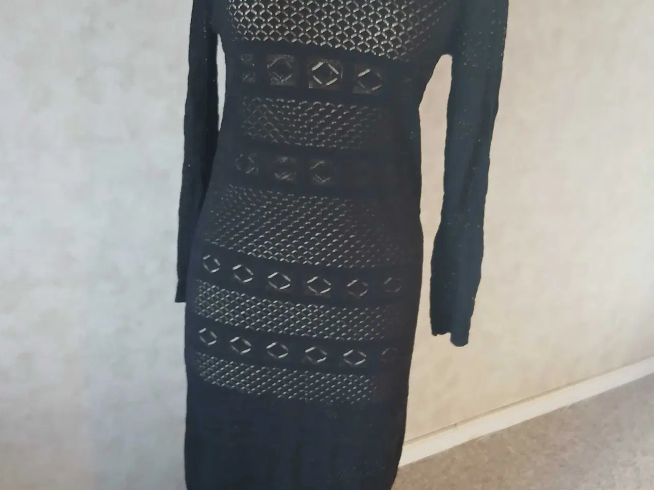 Billede 1 - Frakment sort kjole, størrelse S/M